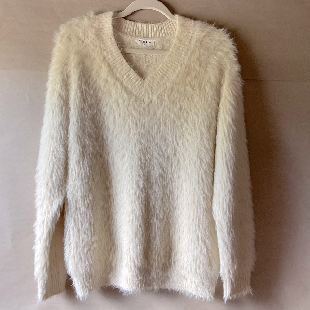 Storia Fuzzy V-Neck Sweater. Cream. Size S.